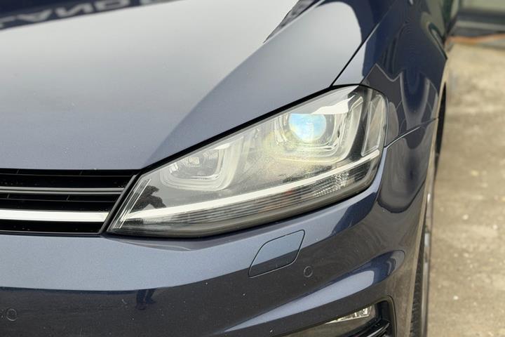 Blå VW Golf VII fra 2017