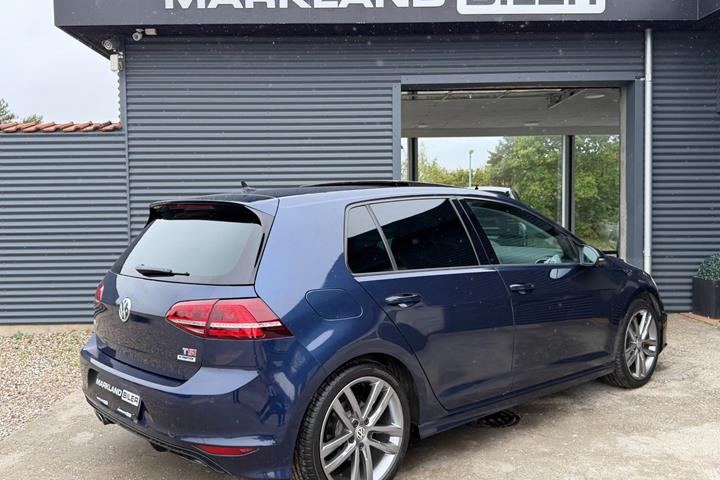 Blå VW Golf VII fra 2017