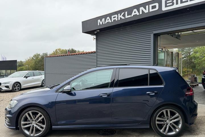 Blå VW Golf VII fra 2017