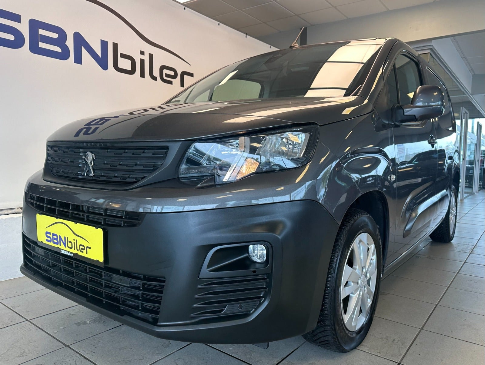 Grå Peugeot Partner fra 2018