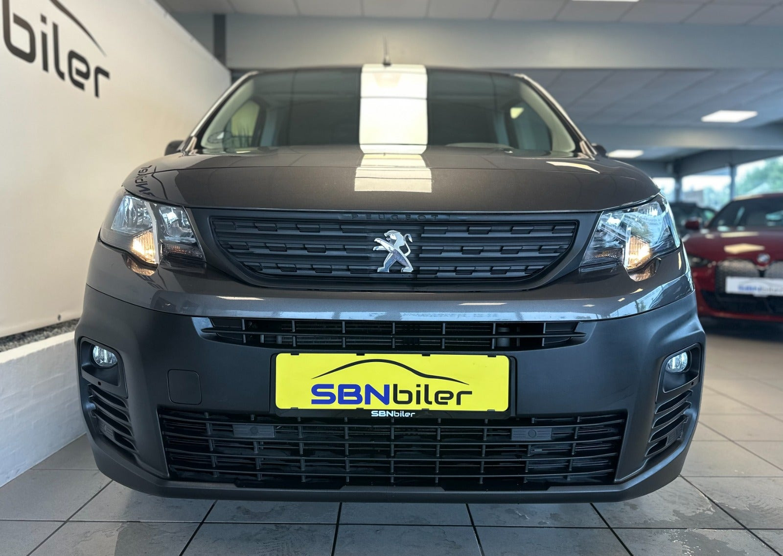 Grå Peugeot Partner fra 2018