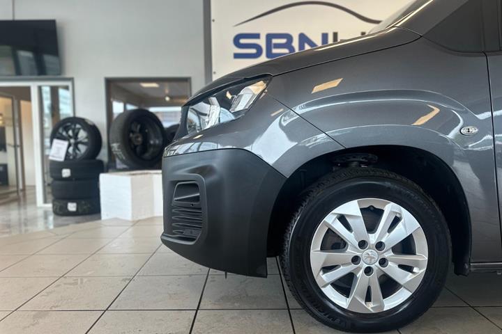 Grå Peugeot Partner fra 2018