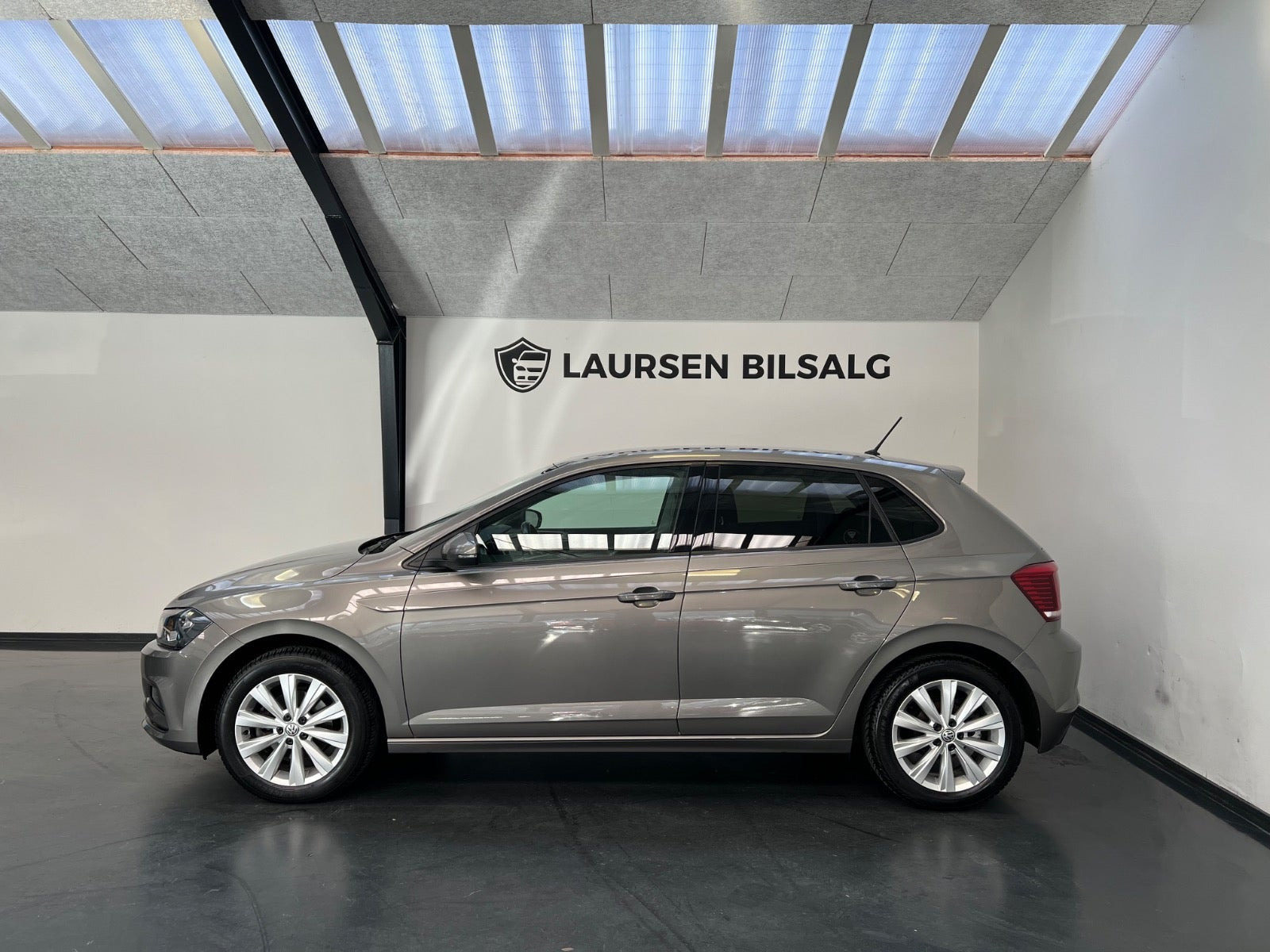 Grå VW Polo fra 2020