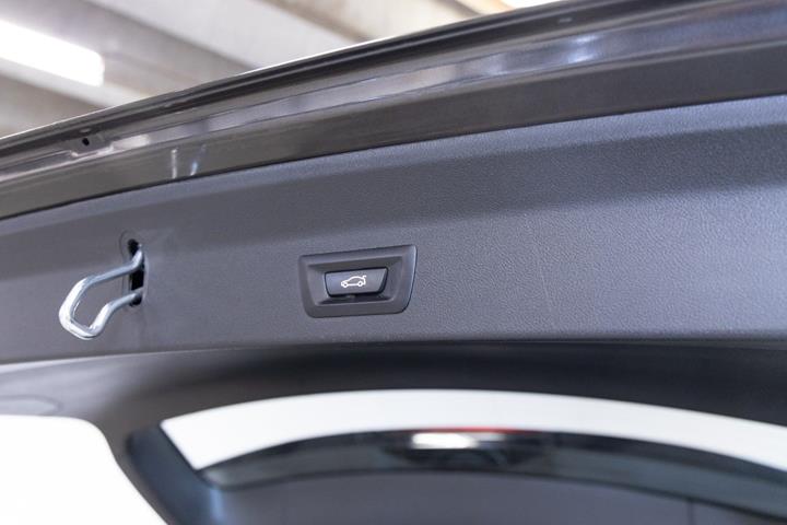 Grå BMW iX3 fra 2023