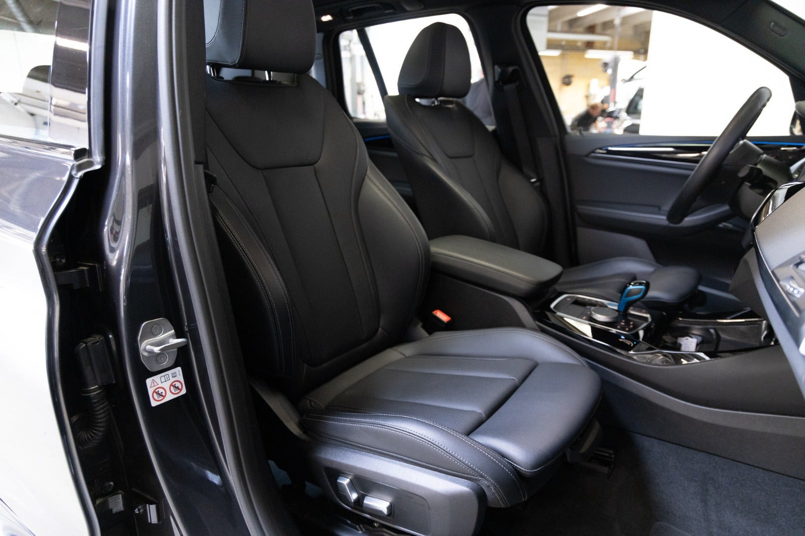 Grå BMW iX3 fra 2023