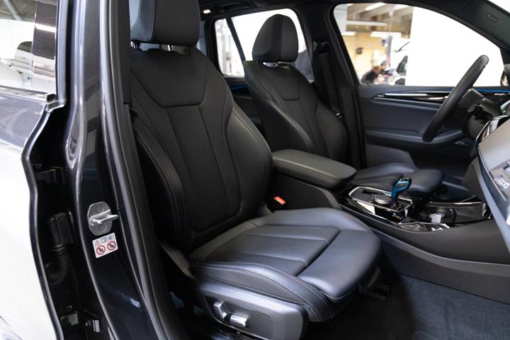 Grå BMW iX3 fra 2023