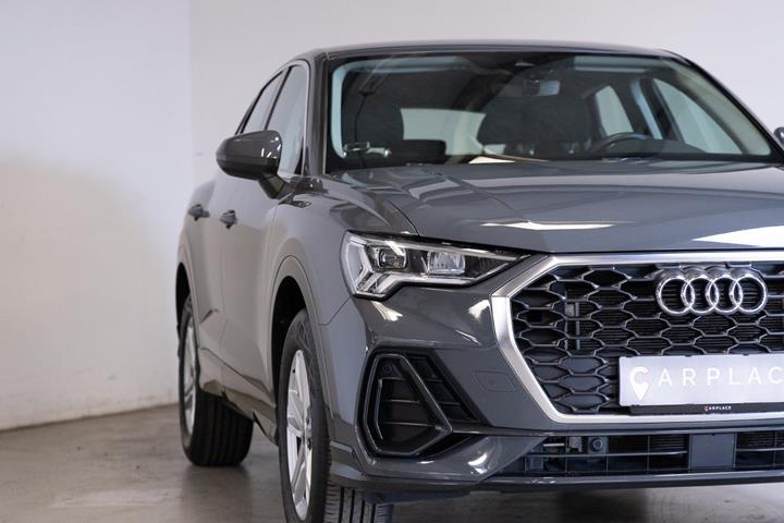 Grå Audi Q3 fra 2022