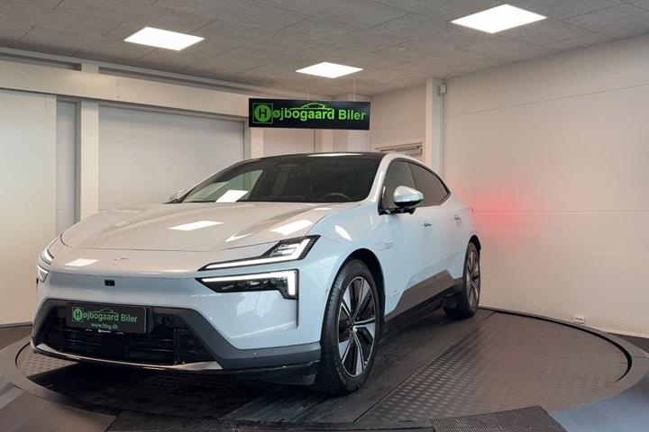 Grå Polestar 4 fra 2026 set udefra
