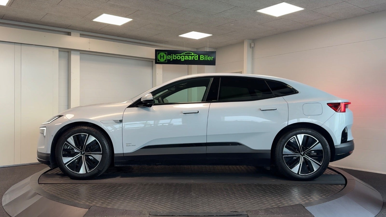 Grå Polestar 4 fra 2026