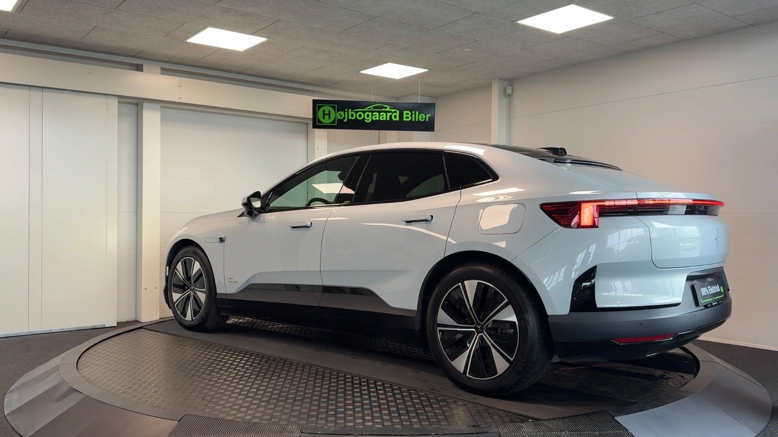 Grå Polestar 4 fra 2026
