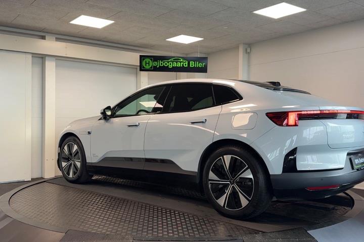 Grå Polestar 4 fra 2026