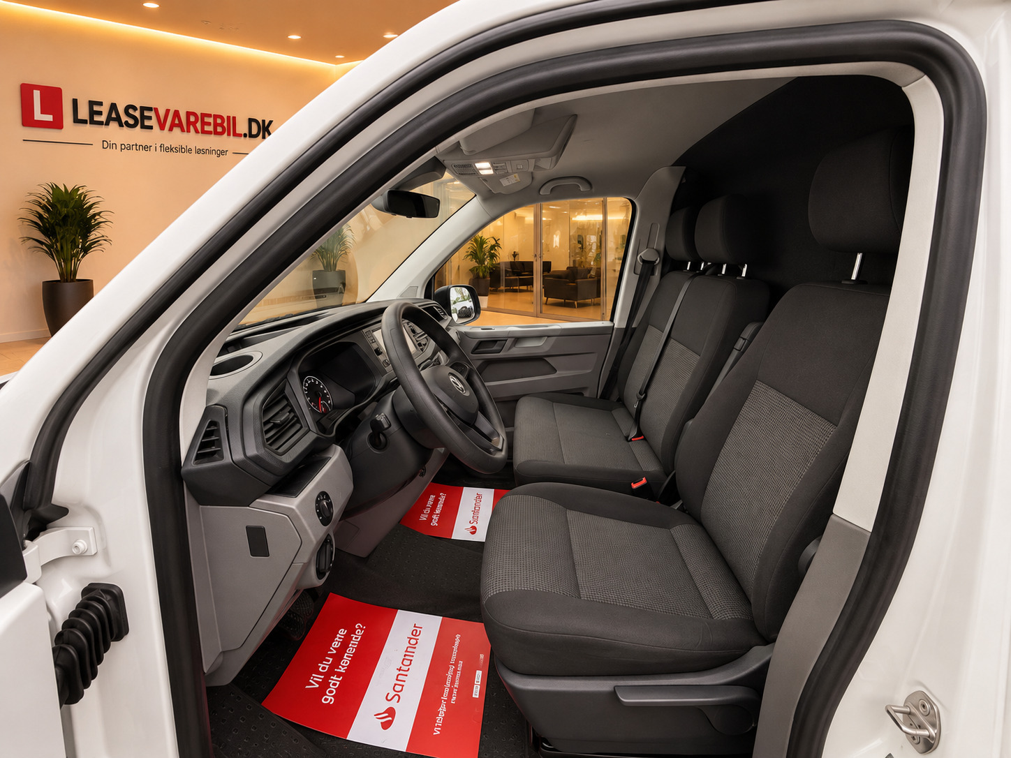 Hvid VW Transporter fra 2020