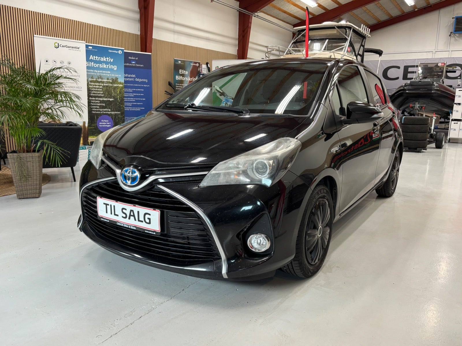 Sort Toyota Yaris fra 2015