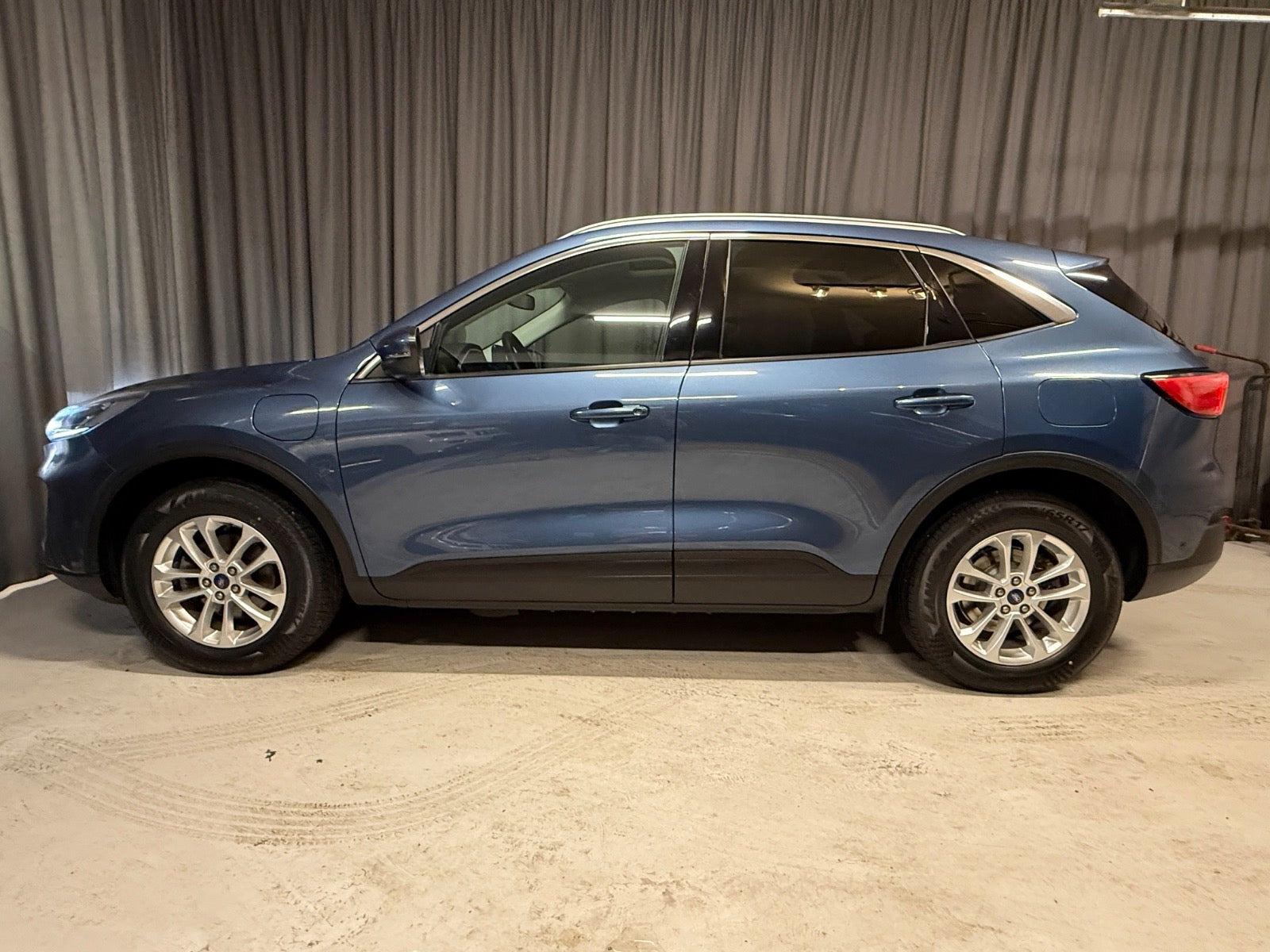 Blå Ford Kuga fra 2022