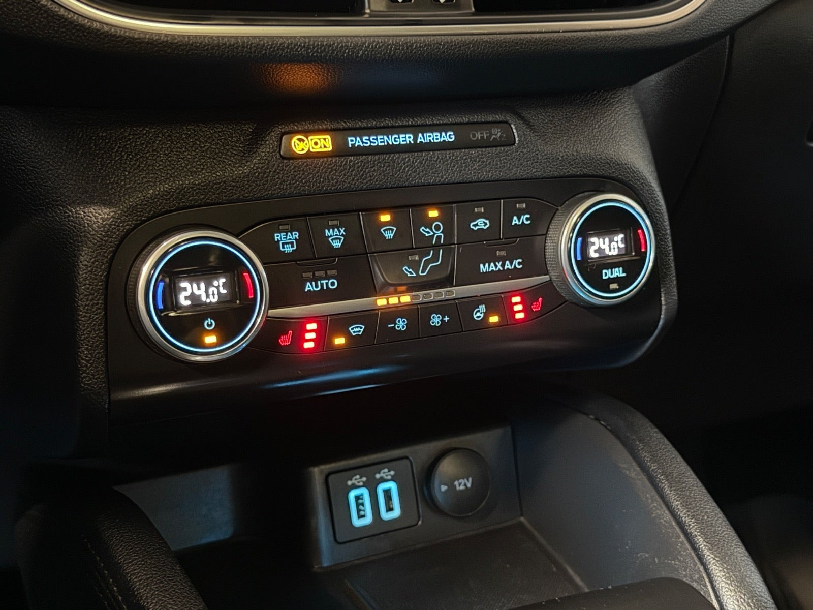 Blå Ford Kuga fra 2022
