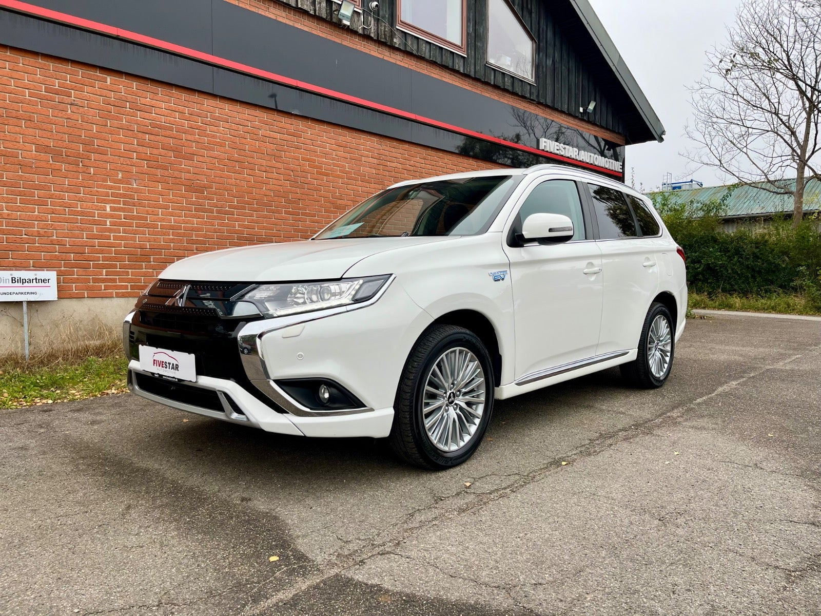 Mitsubishi Outlander 2,4 PHEV Invite CVT 4WD