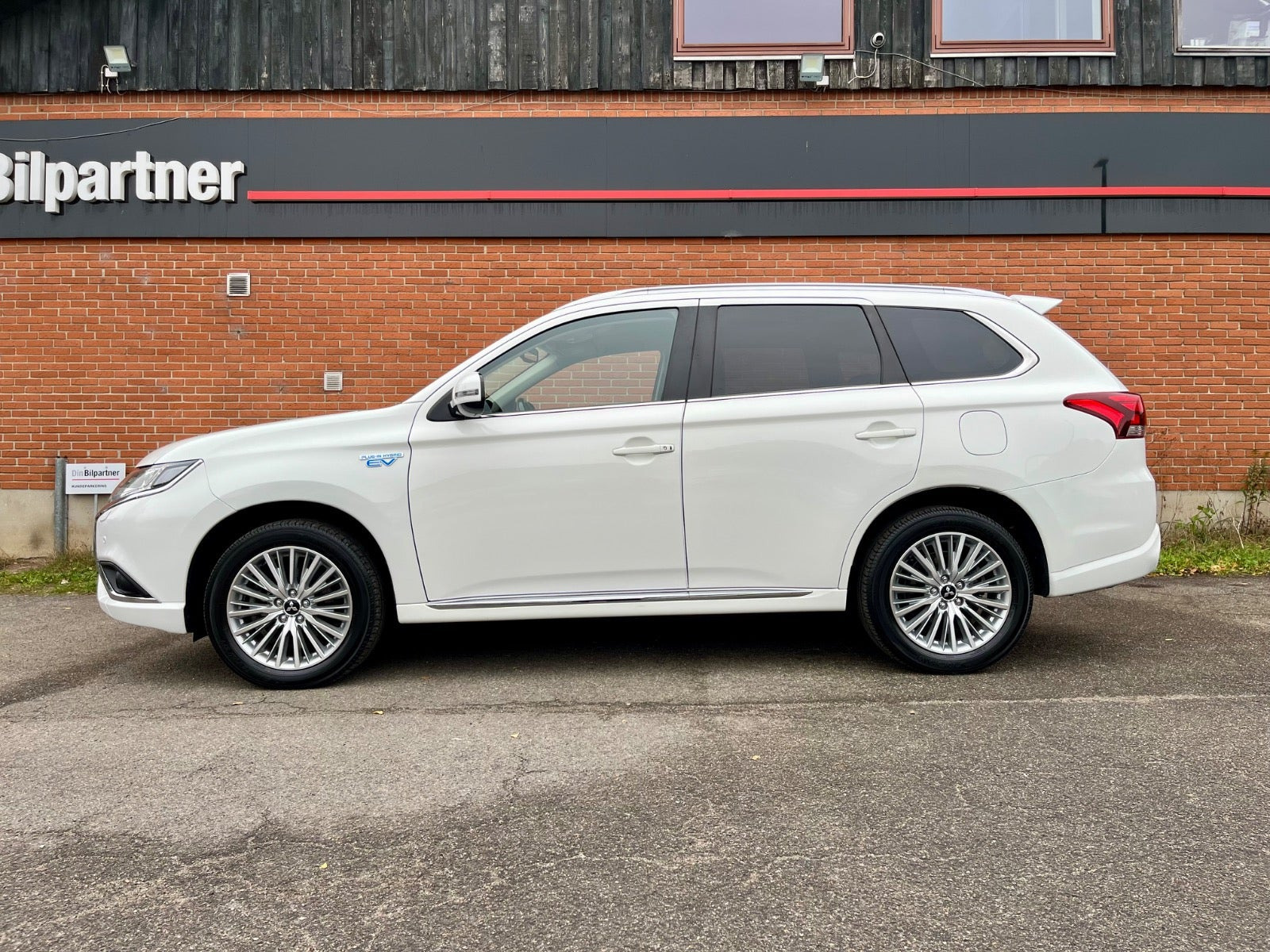 undefined Mitsubishi Outlander fra 2020
