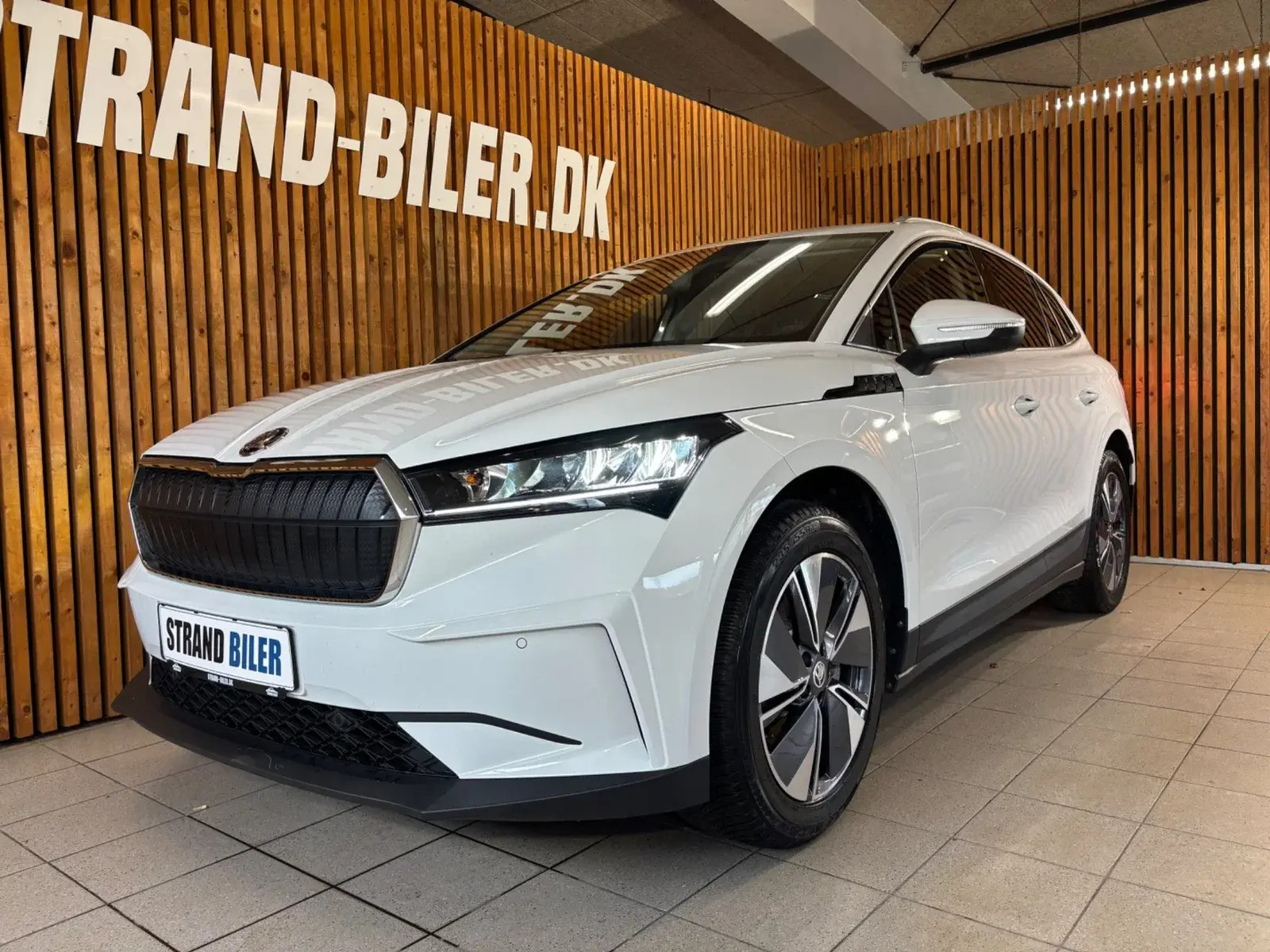 Hvid Skoda Enyaq fra 2025