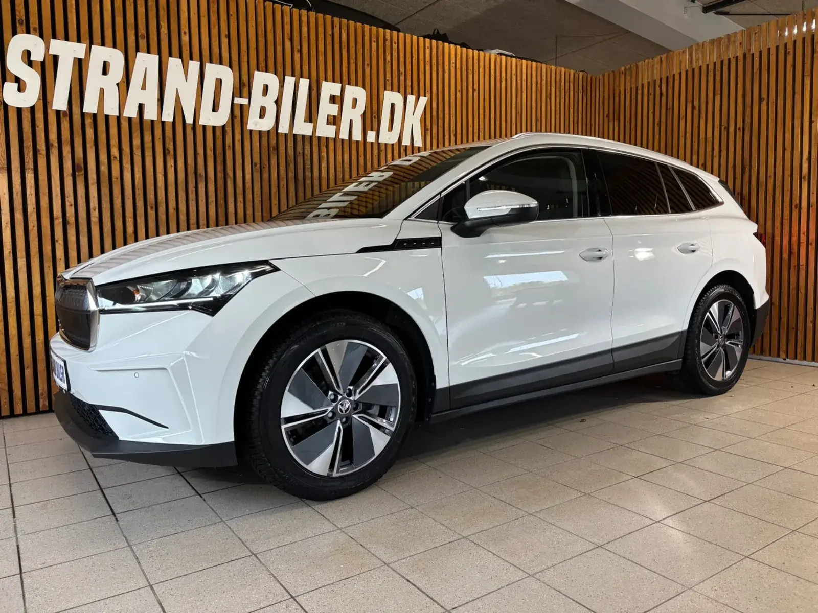 Hvid Skoda Enyaq fra 2025