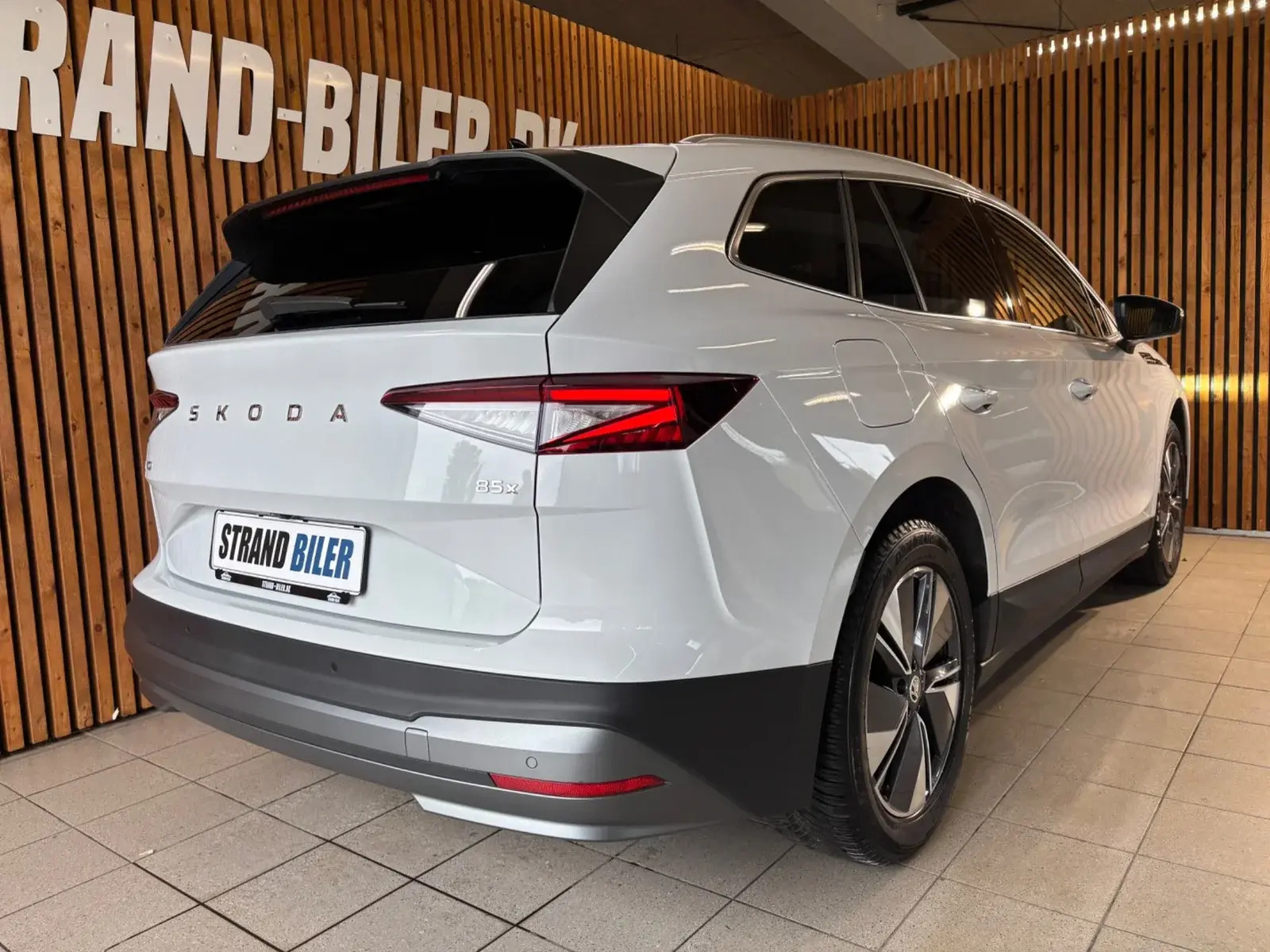 Hvid Skoda Enyaq fra 2025