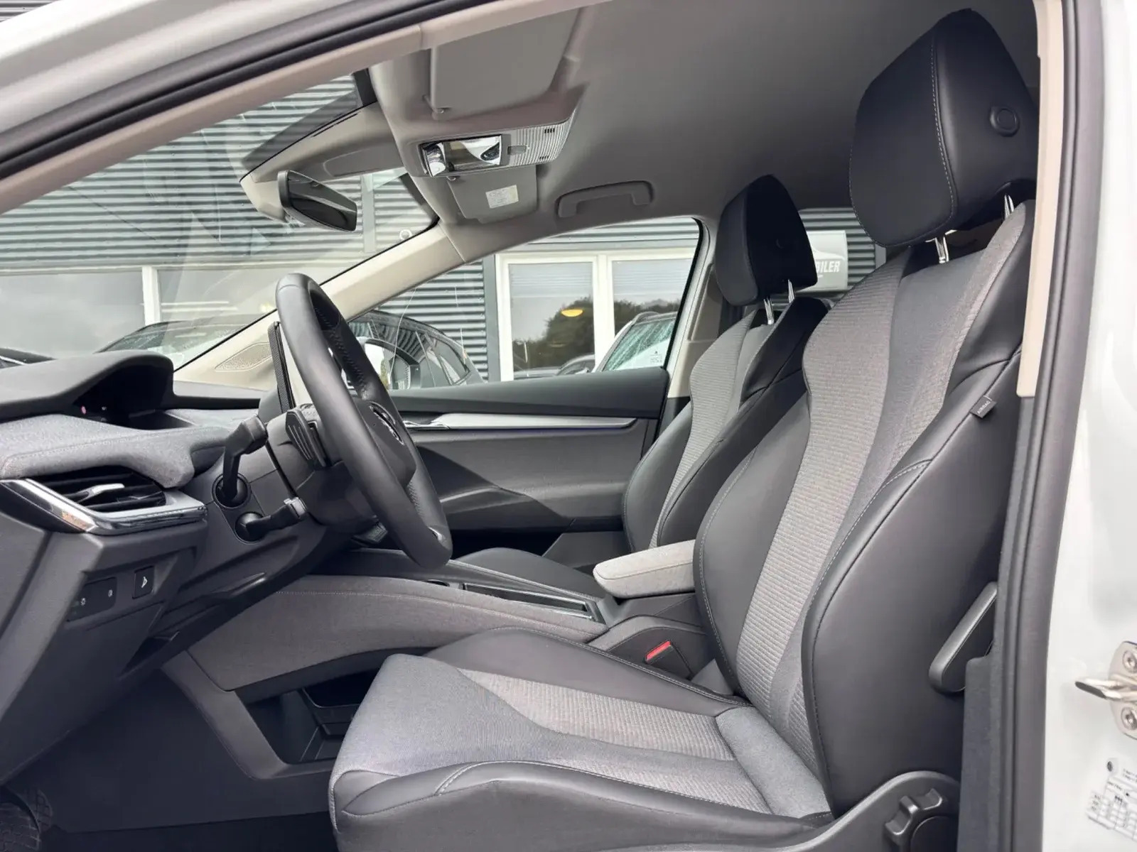 Hvid Skoda Enyaq fra 2025