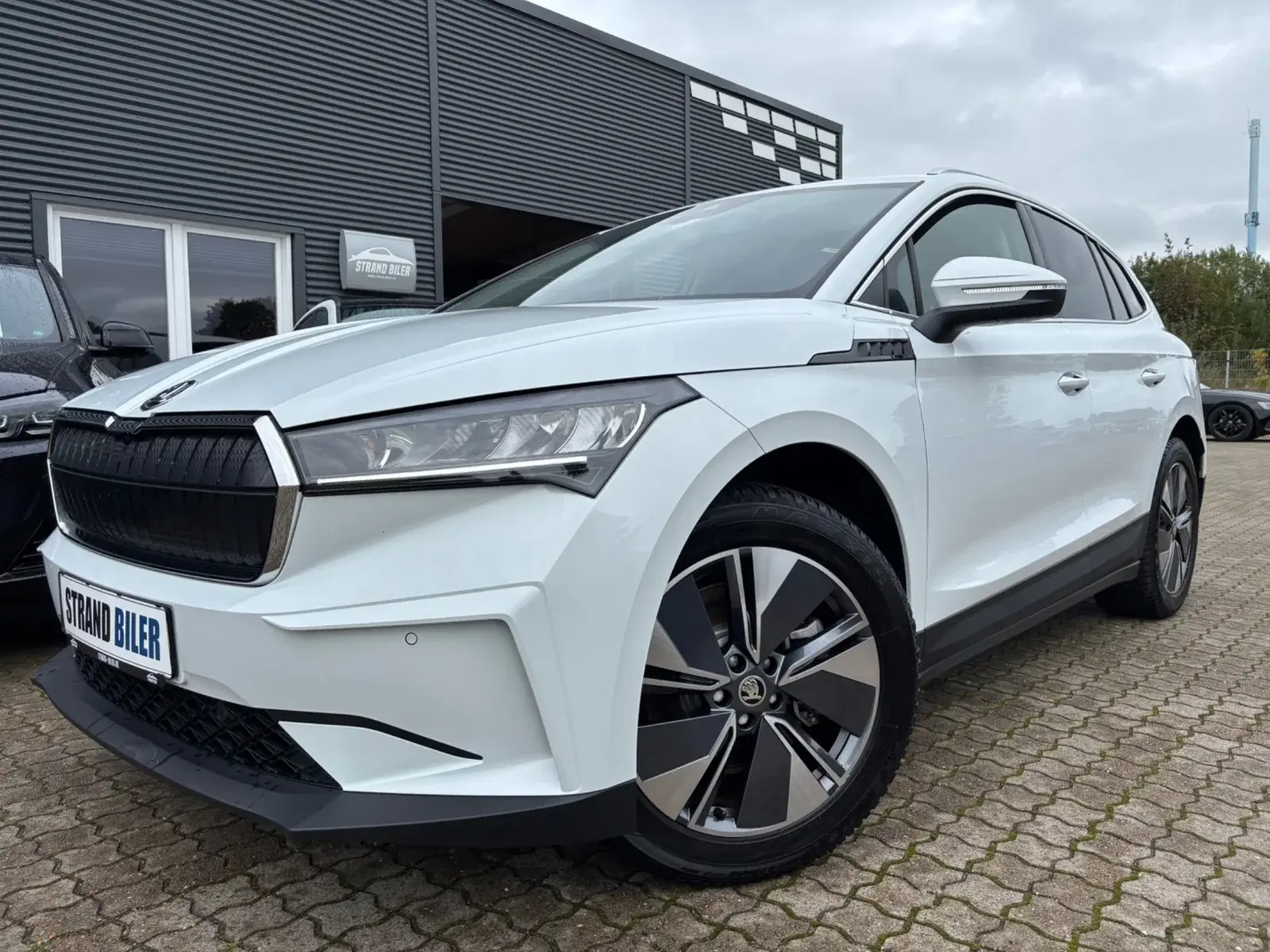 Hvid Skoda Enyaq fra 2025