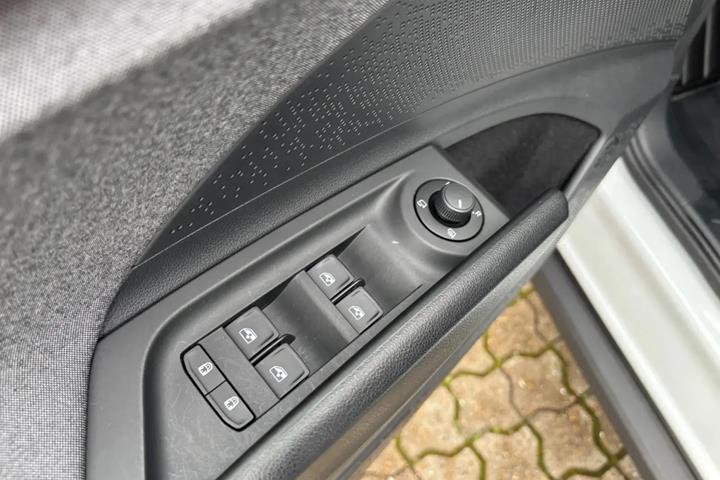 Hvid Skoda Enyaq fra 2025