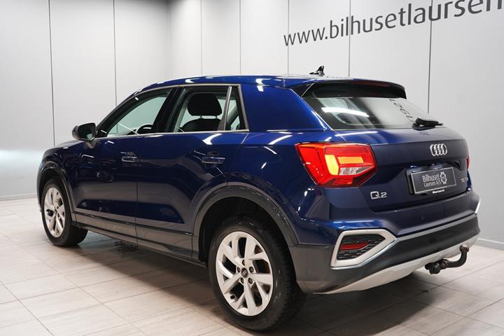 Blå Audi Q2 fra 2021