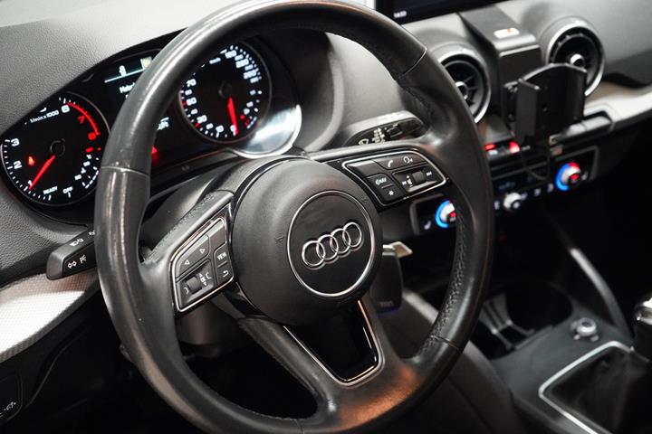 Blå Audi Q2 fra 2021