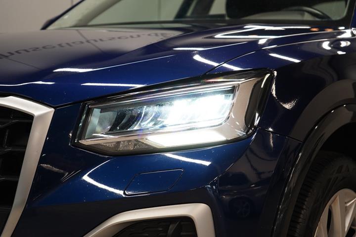 Blå Audi Q2 fra 2021