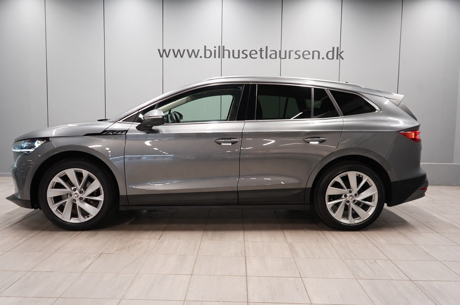 Grå Skoda Enyaq fra 2023