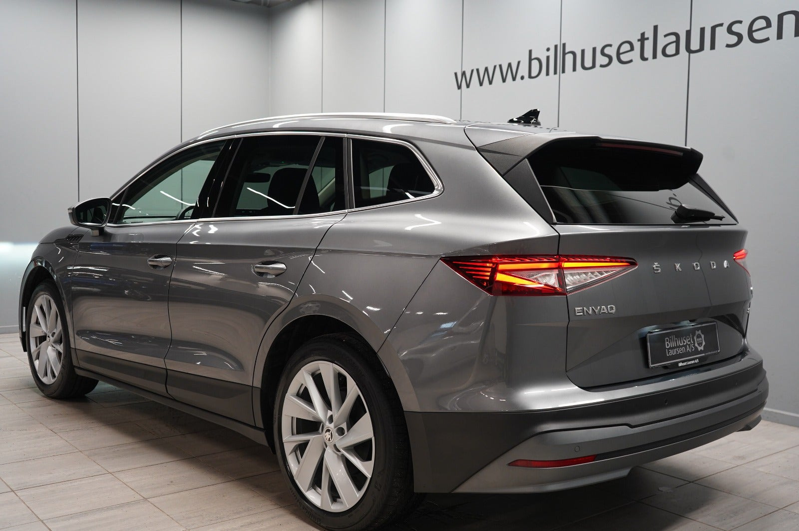 Grå Skoda Enyaq fra 2023