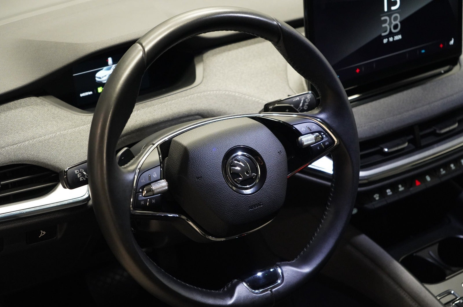 Grå Skoda Enyaq fra 2023