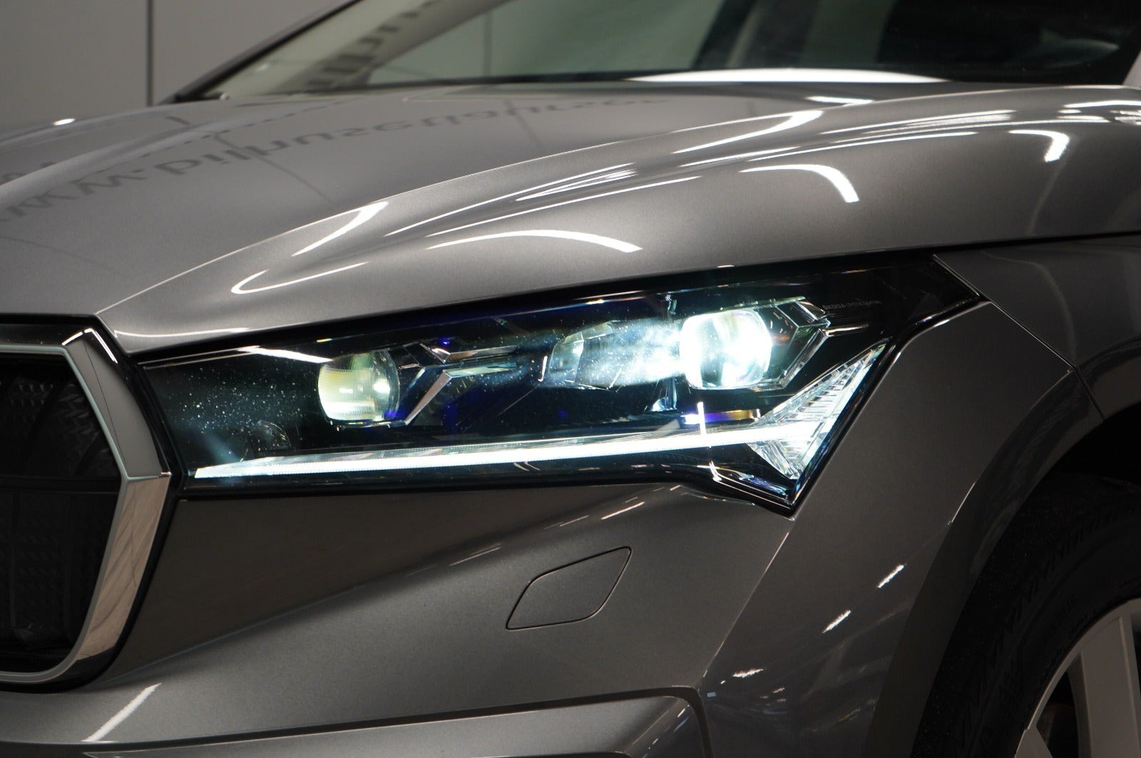 Grå Skoda Enyaq fra 2023