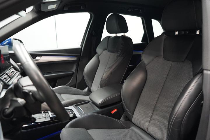 Blå Audi Q5 fra 2023