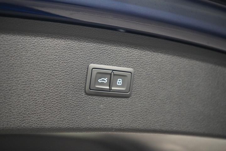 Blå Audi Q5 fra 2023