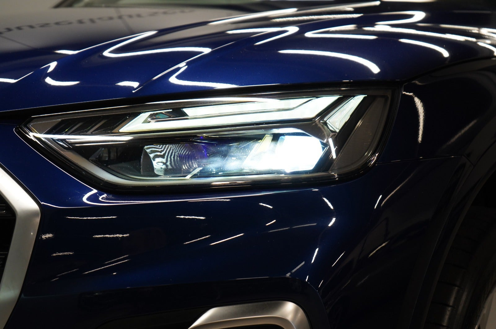Blå Audi Q5 fra 2023