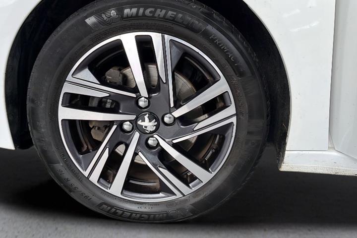 Hvid Peugeot 208 fra 2021