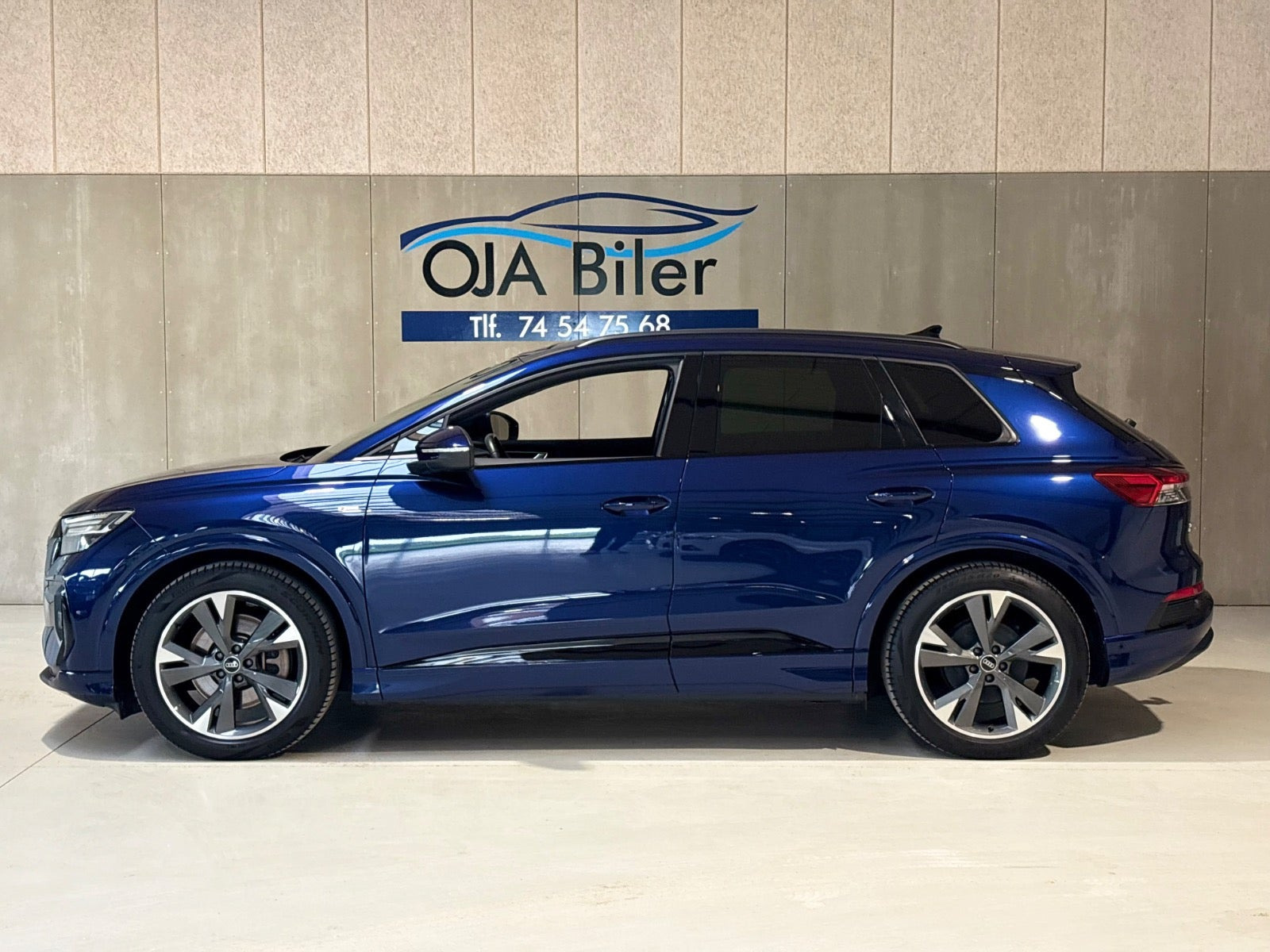 Blå Audi Q4 e-tron fra 2023