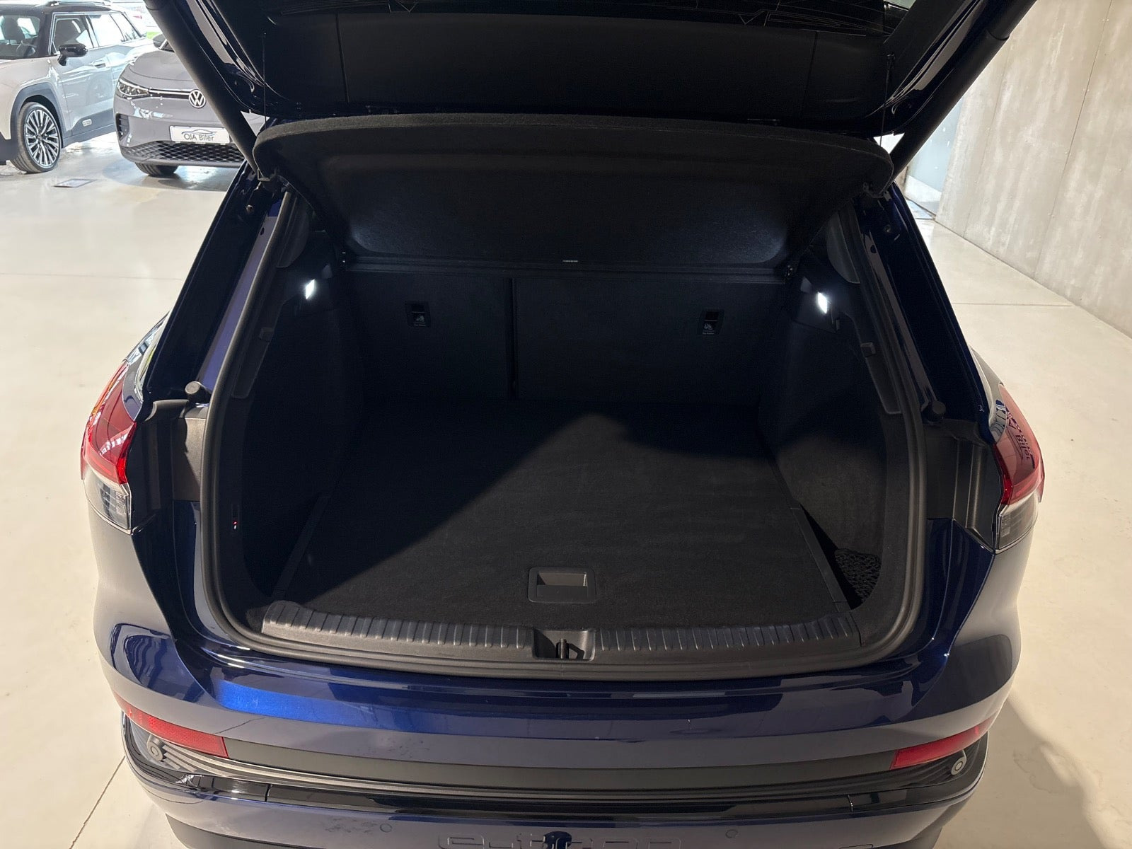 Blå Audi Q4 e-tron fra 2023