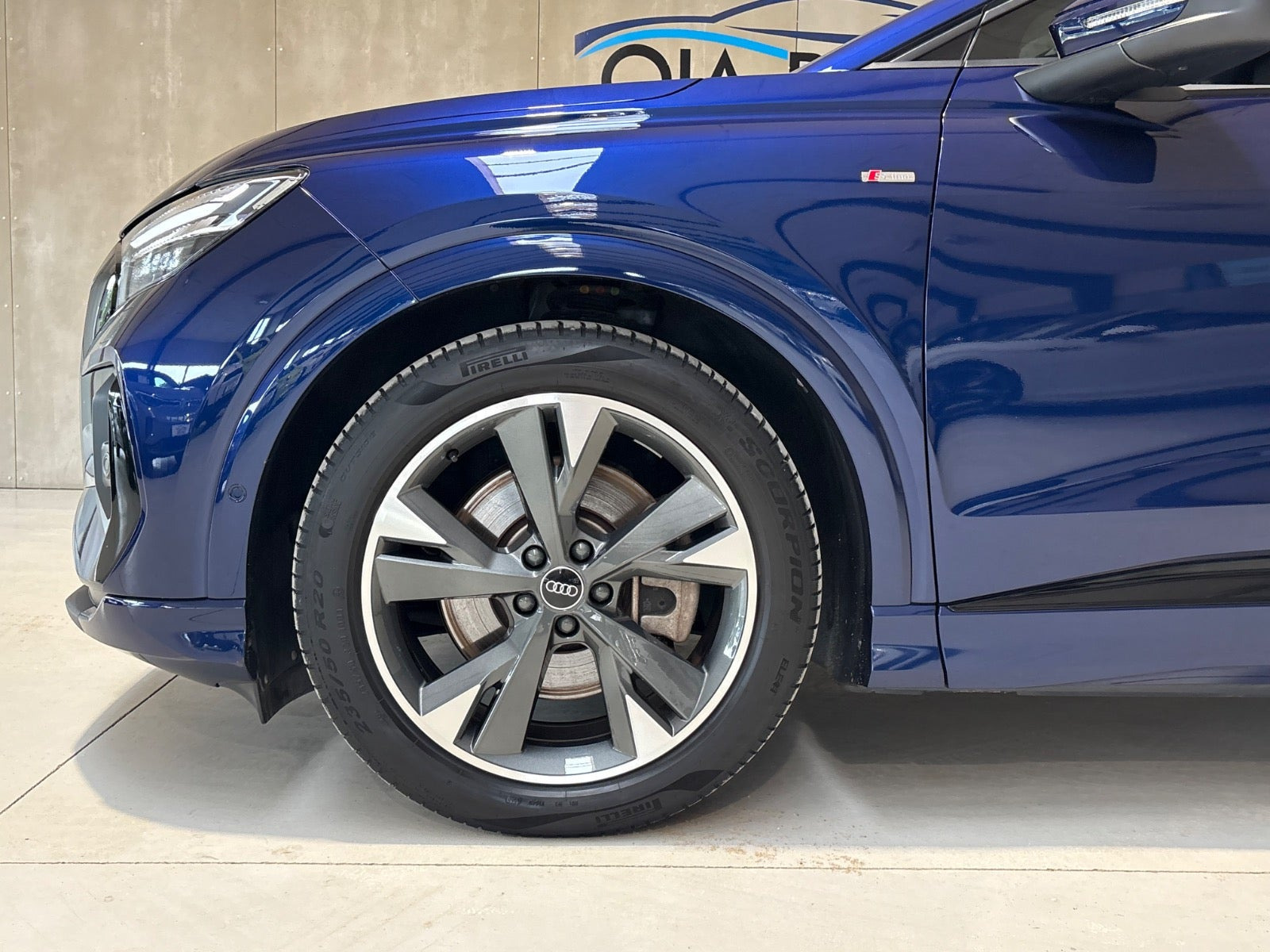 Blå Audi Q4 e-tron fra 2023