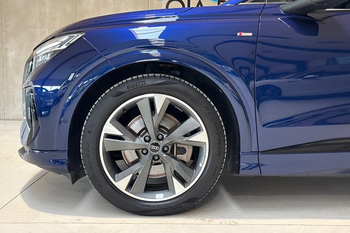 Blå Audi Q4 e-tron fra 2023