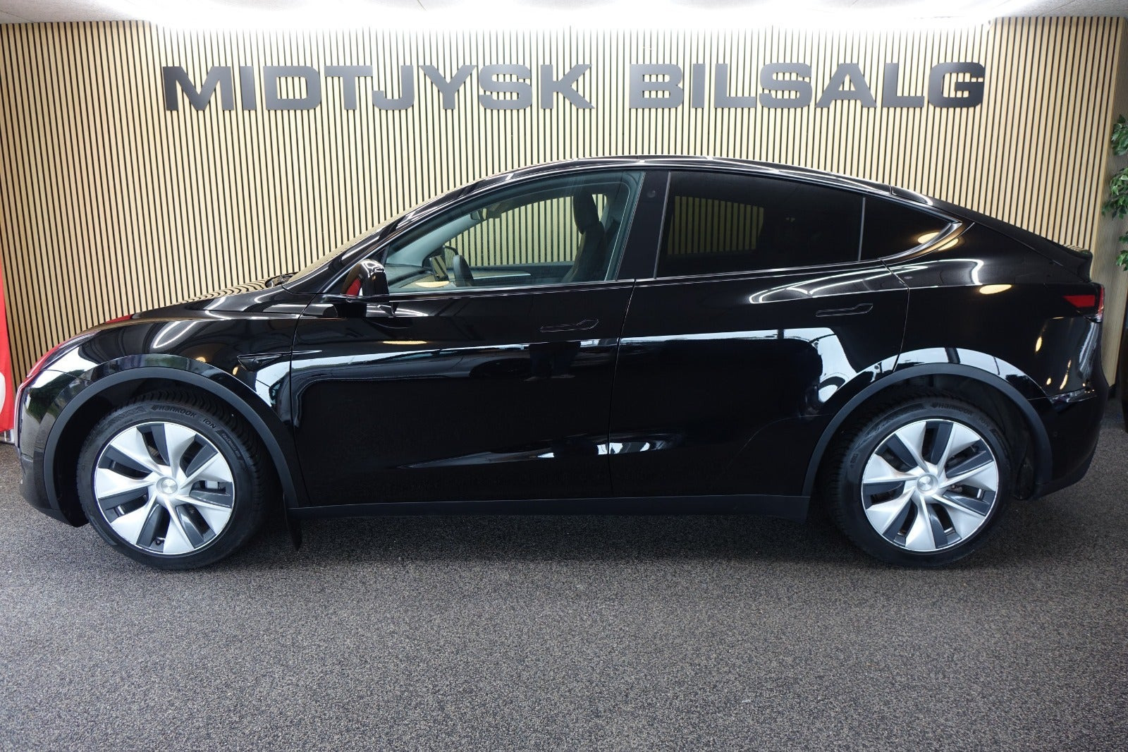 Sort Tesla Model Y fra 2022