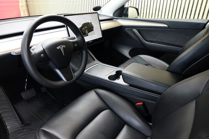 Sort Tesla Model Y fra 2022