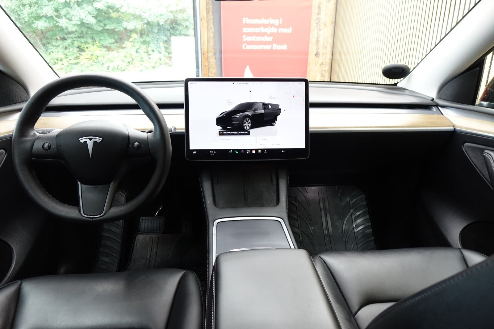 Sort Tesla Model Y fra 2022