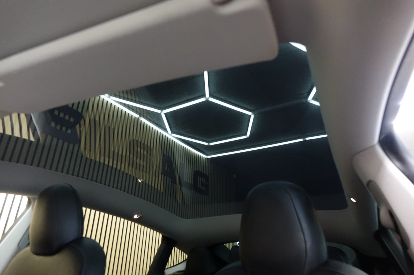 Sort Tesla Model Y fra 2022