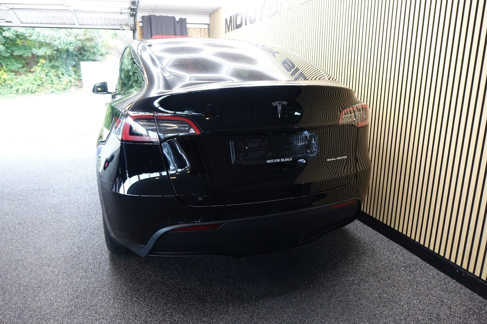 Sort Tesla Model Y fra 2022
