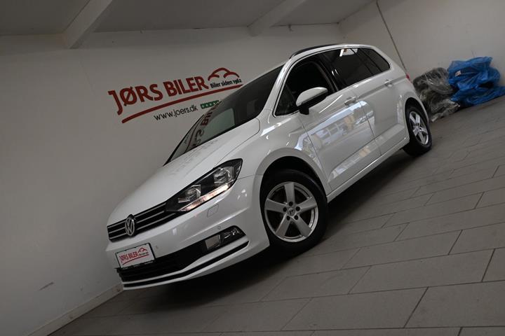Hvid VW Touran fra 2017 set udefra