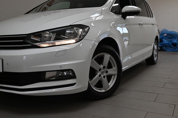 Hvid VW Touran fra 2017