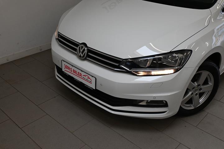 Hvid VW Touran fra 2017